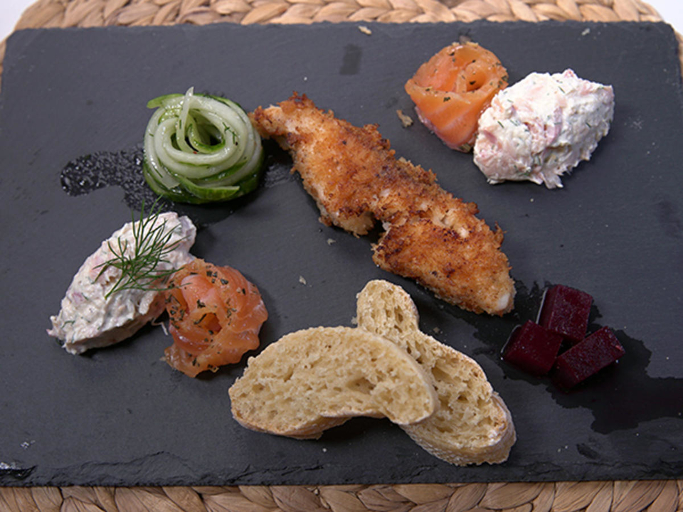 Fisch, Brot, rote Bete und Gurkensalat