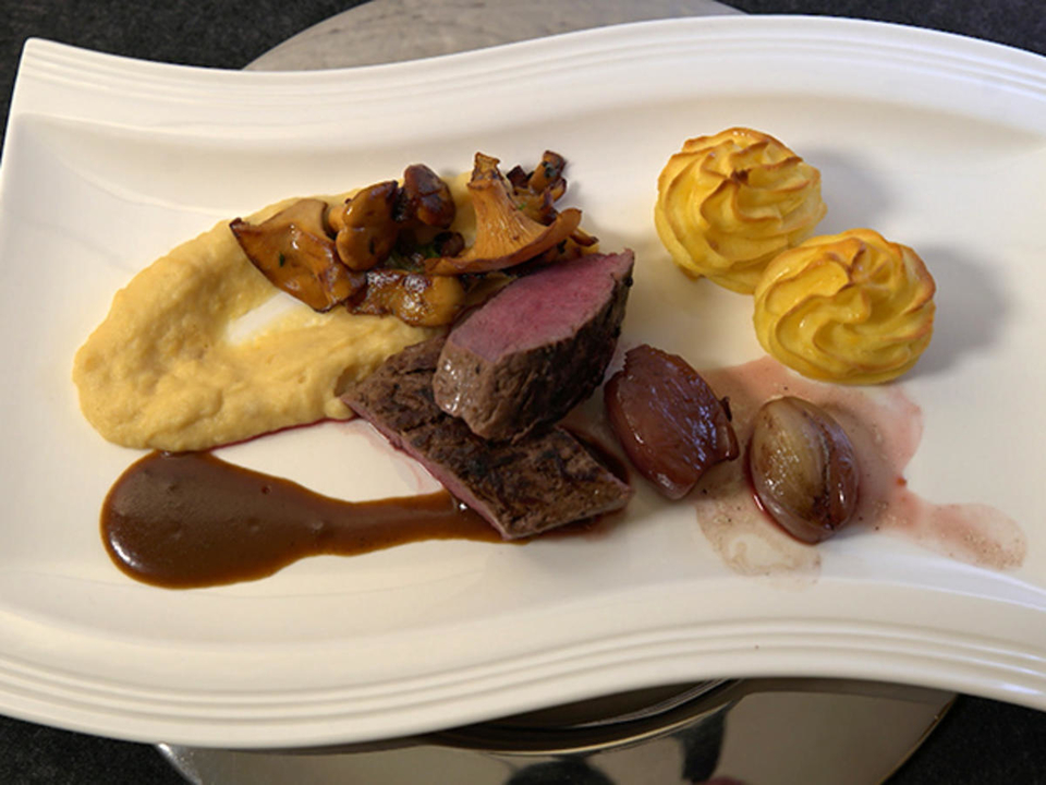 Das Beste vom Capreolus an Kirsch-Schokoladensauce