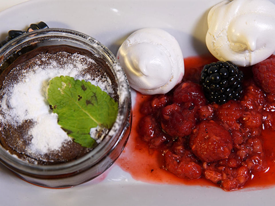 Schokoküchlein mit Baiser und Himbeeren
