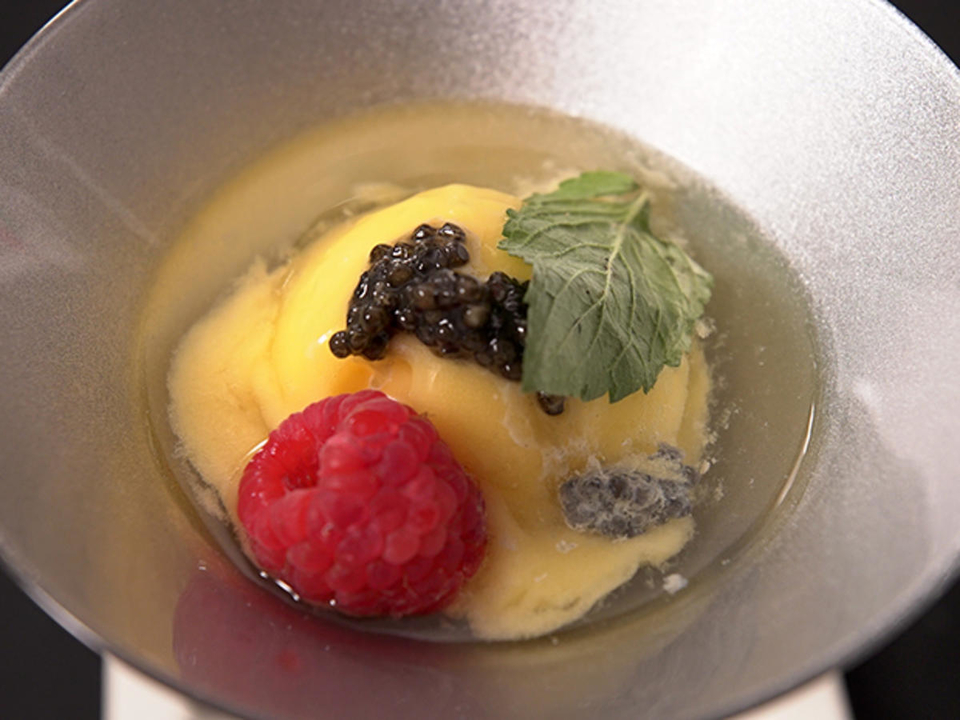 Tropisches Sorbet in Beluga - getoppt von schwarzen Perlen