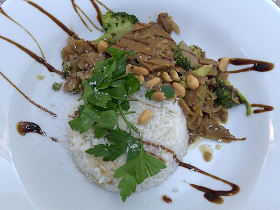 „Happy Dish mit einer glücklichen Kuh - MUH“ - Brokkoli-Stir-fry mit Seitan und Kokosreis