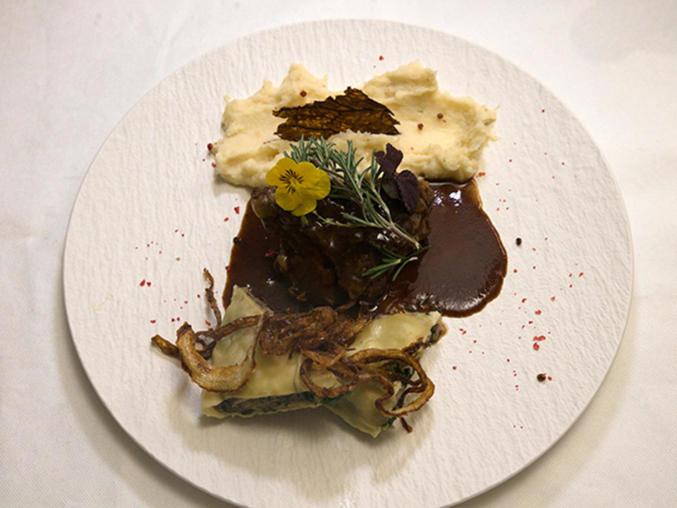Kalbsbäckchen mit Pastinakenpüree und Maultaschen