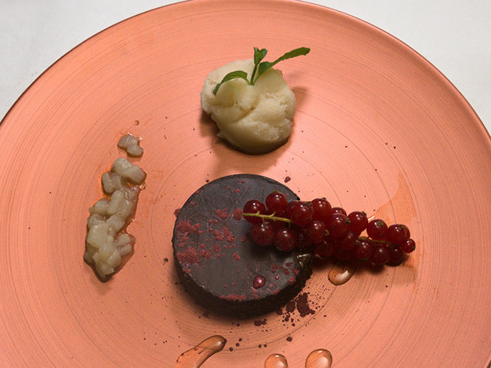 Sachertorte mit Birnensorbet