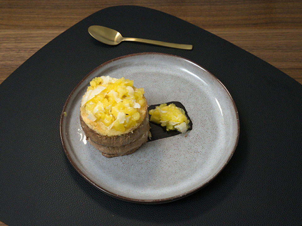 Süßes Türmchen mit fruchtigem Krönchen