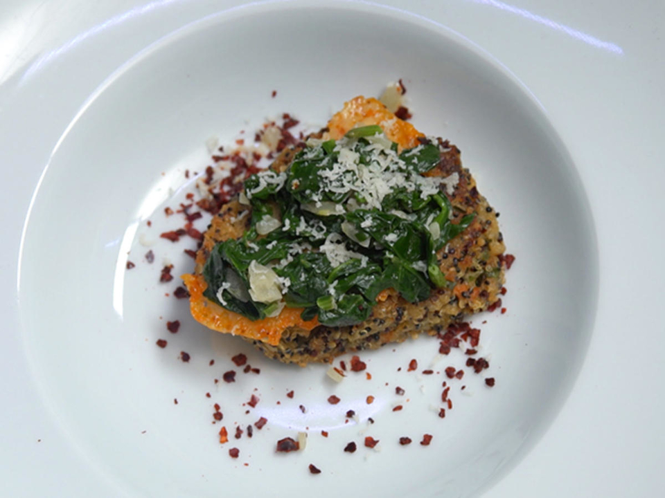 Dreifarbige Leckerei getoppt mit Spinat und Parmesankräcker