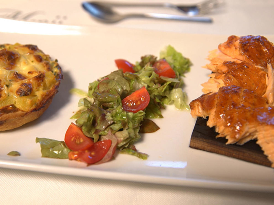 Barbecue-Lachs auf Zedernholz mit einer Kartoffel-Quiche