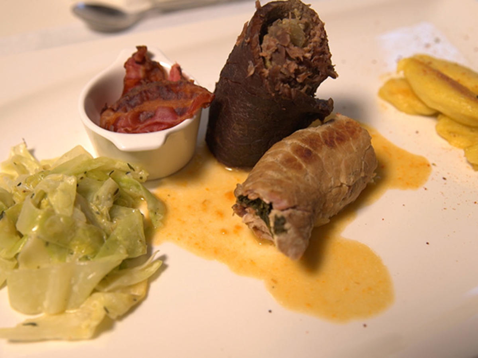 Zwei mal Roulade dazu Thymian-Spitzkohl und handgemachte Schupfnudeln