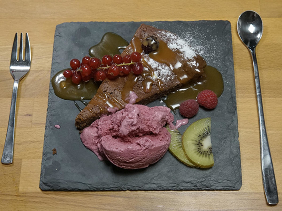 Französische Schokoladentarte mit Brombeereis und Karamell “steinhart”
