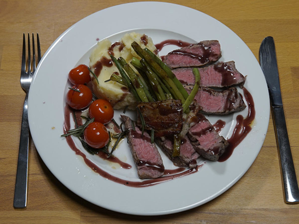 Rinderfilet an Rotweinsauce mit Kartoffel-Sellerie-Püree und geschmorten Tomaten