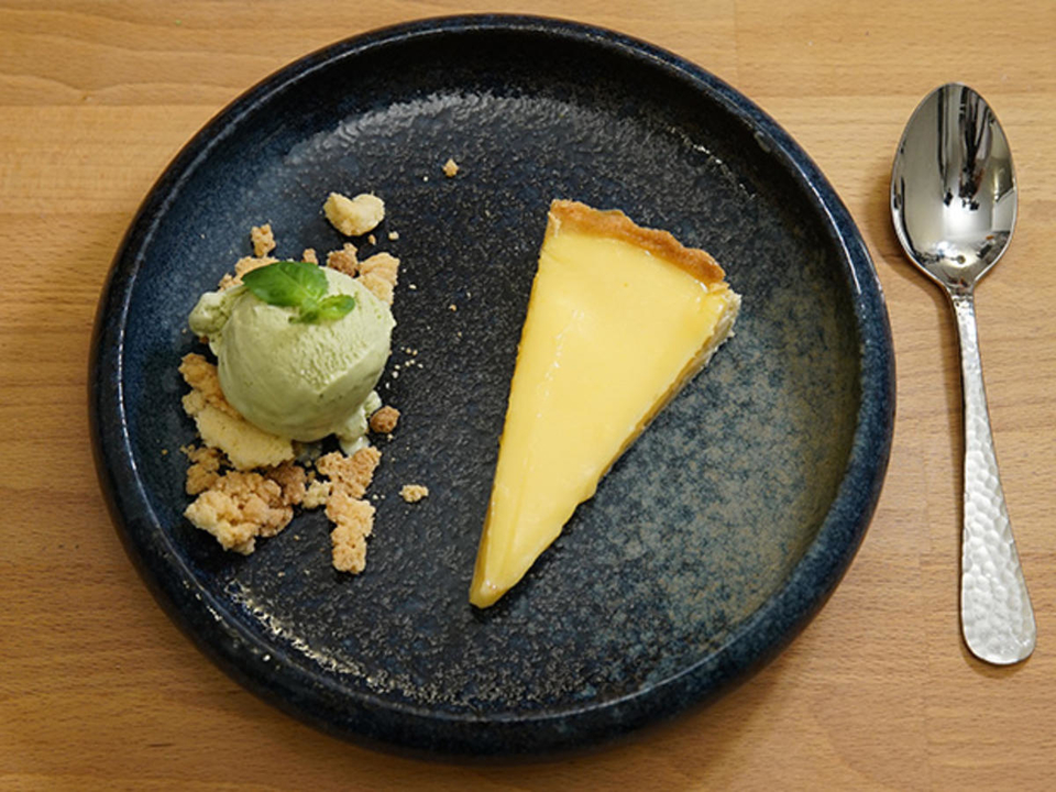Zitrone – Tarte, Basilikumeis und Streusel