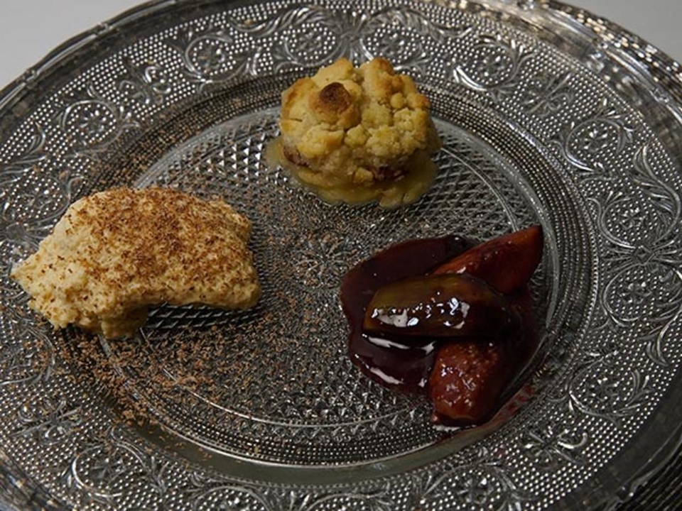 Zimtcreme mit frischen Feigen und einem gebrannten Apfel- Mandel Crumble