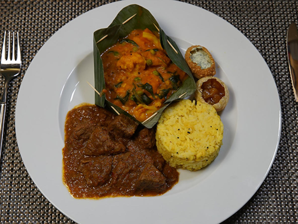 Wagyu-Curry an gefülltem Gemüse und Kitchari