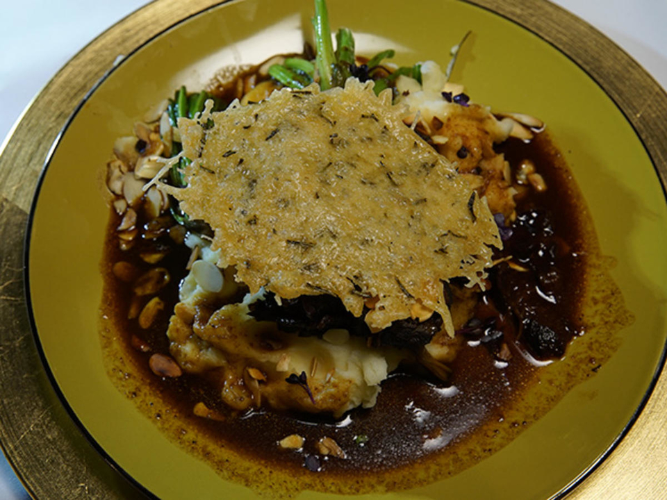 Geschmorte Ochsenbäckchen mit Pflaumenjus und Gemüsebeilage