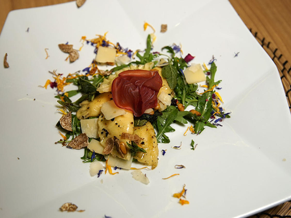 Lavastein-verfeinerte Trüffelravioli in Salbeijus mit Parmesan und Bresaola-Rose