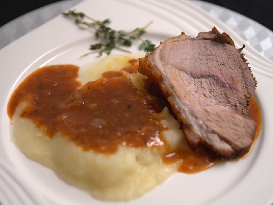 Thüringer Klöße halb & halb mit Duroc-Krustenbraten und Selleriesalat
