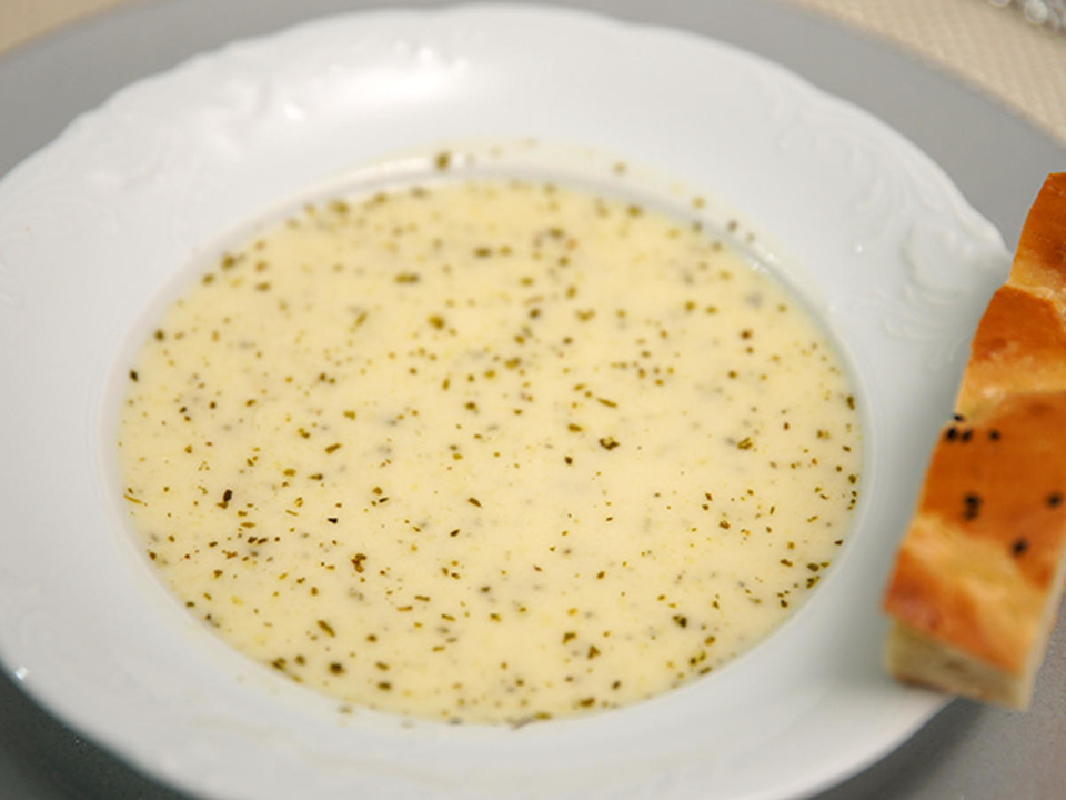 Nohutlu Yogurt Corbasi mit Tirnak pidesi