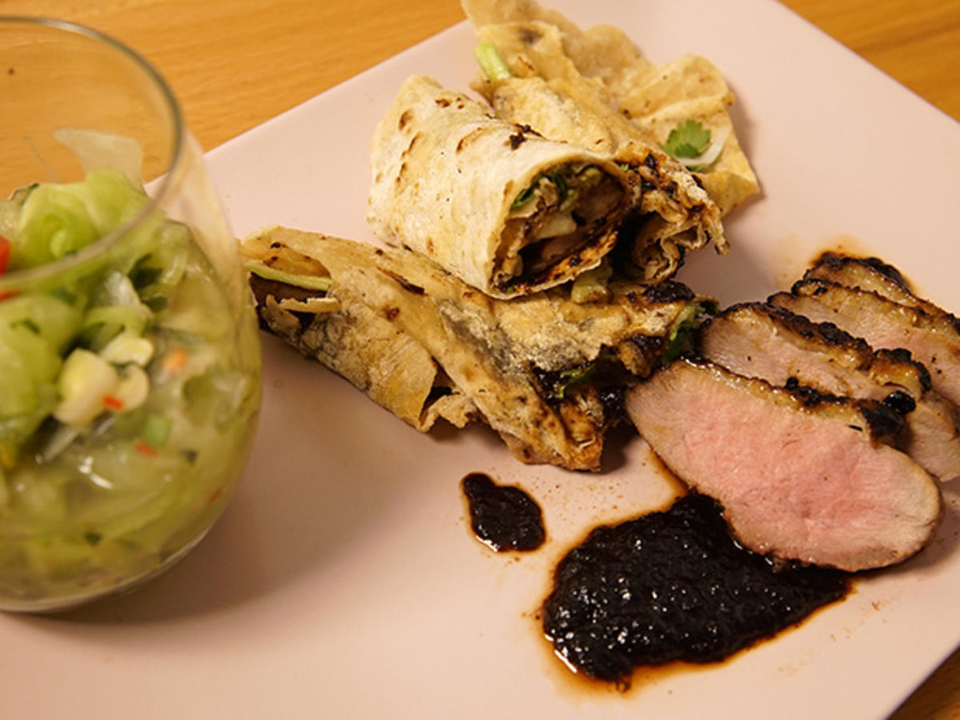 Rosarote Ente „Peking Style“ liebt Gurkensalat