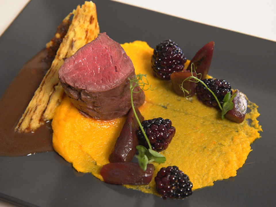 Heimisches Wild auf Gin-Jus, Baumkuchen und Wintergemüse