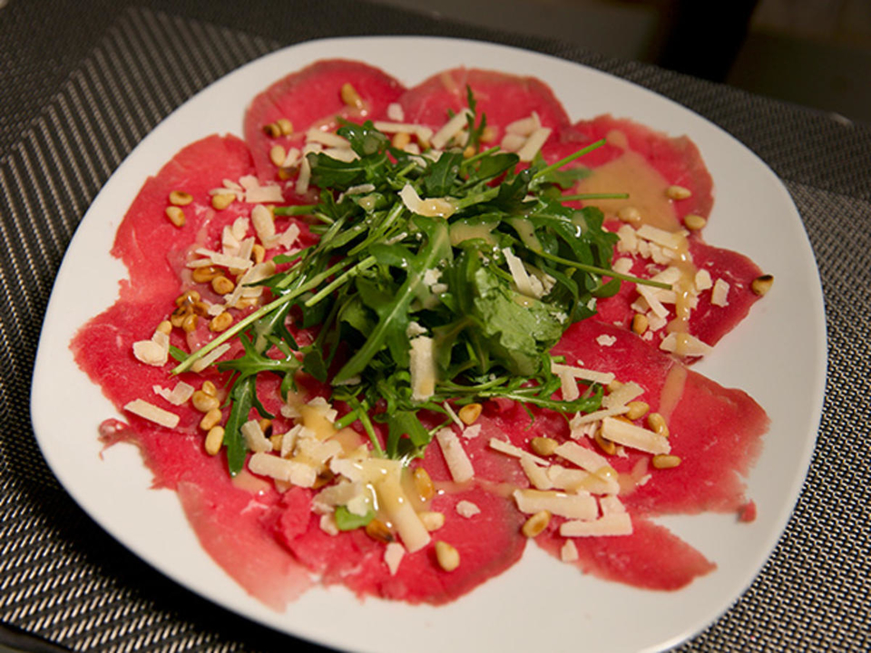 Carpaccio vom Rind mit Rucola, Parmesan und einem Honig-Senf-Dressing
