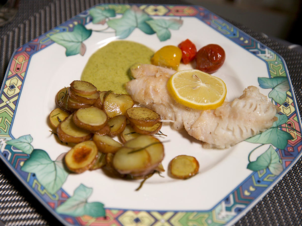 Filet vom Rotbarsch mit Rosmarin-Kartoffeln und Rosmarin-Tomaten, dazu eine Dillsoße