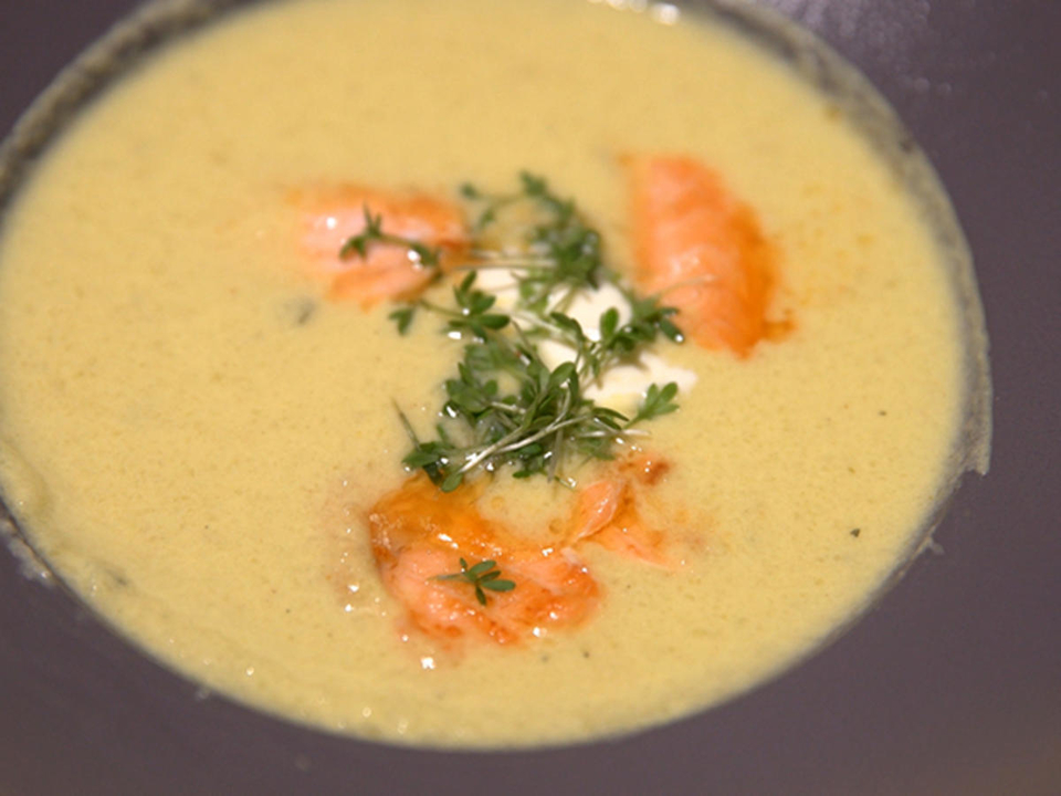 Gurkensuppe und Lachs