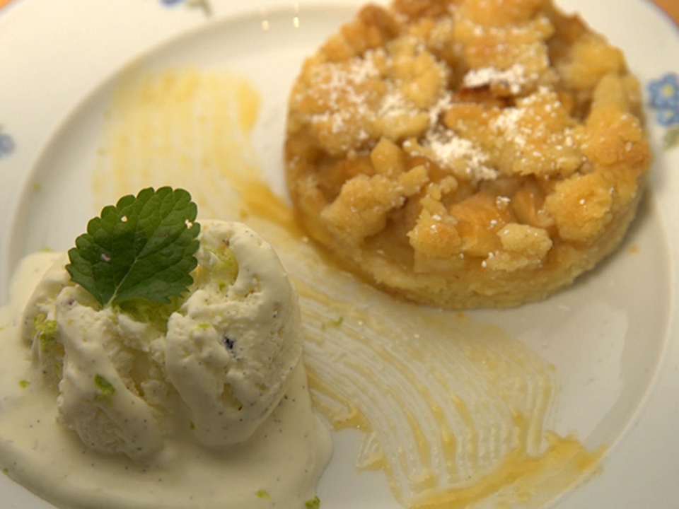 Apfelkuchen und Eis