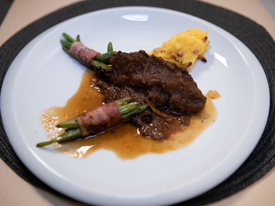 Ochsenbäckchen mit Polenta und Gemüse