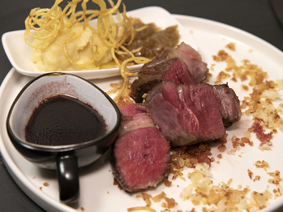 In Butter gereiftes Entrecôte mit Knäuschenstroh und Knusperfutter