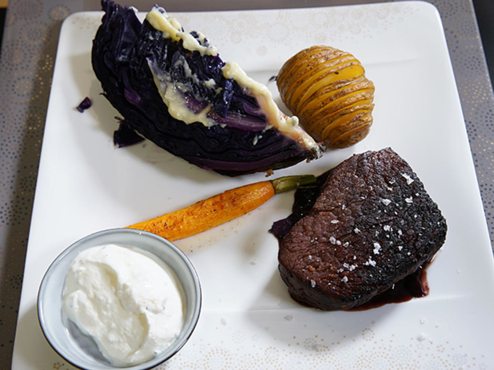 Rinderfilet vom Weiderind mit Rotweinschalottenjus, Möhren, Rotkohl und Kartoffeln