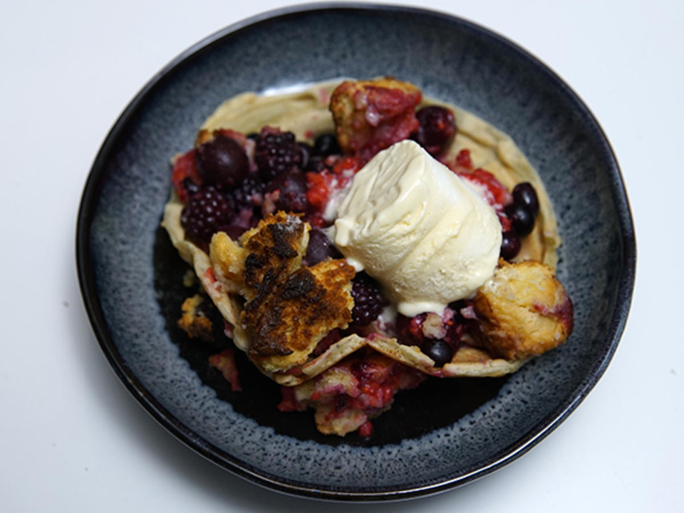 Gebackene rote Früchte mit Parfait