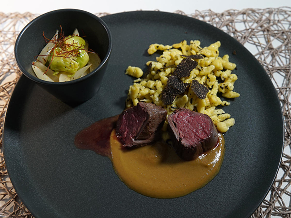 Hirschfilet mit getrüffelten Spätzle dazu Salat vom Wintergemüse