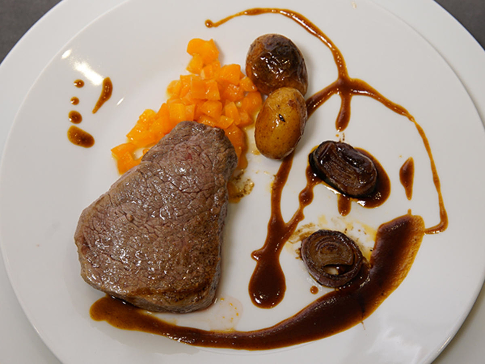 Rinderfilet an Demi Glace und Gemüse