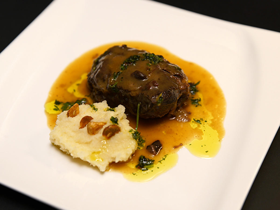 Geschmorte Kalbsbäckchen mit Selleriepüree und Gremolata