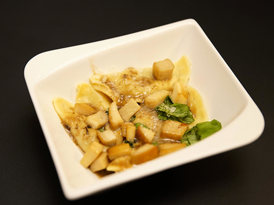 Ravioli gefüllt mit Duxelles in einer Pilzreduktion