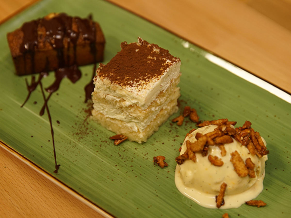 Apfel-Tiramisu, warme und kalte Mandeln