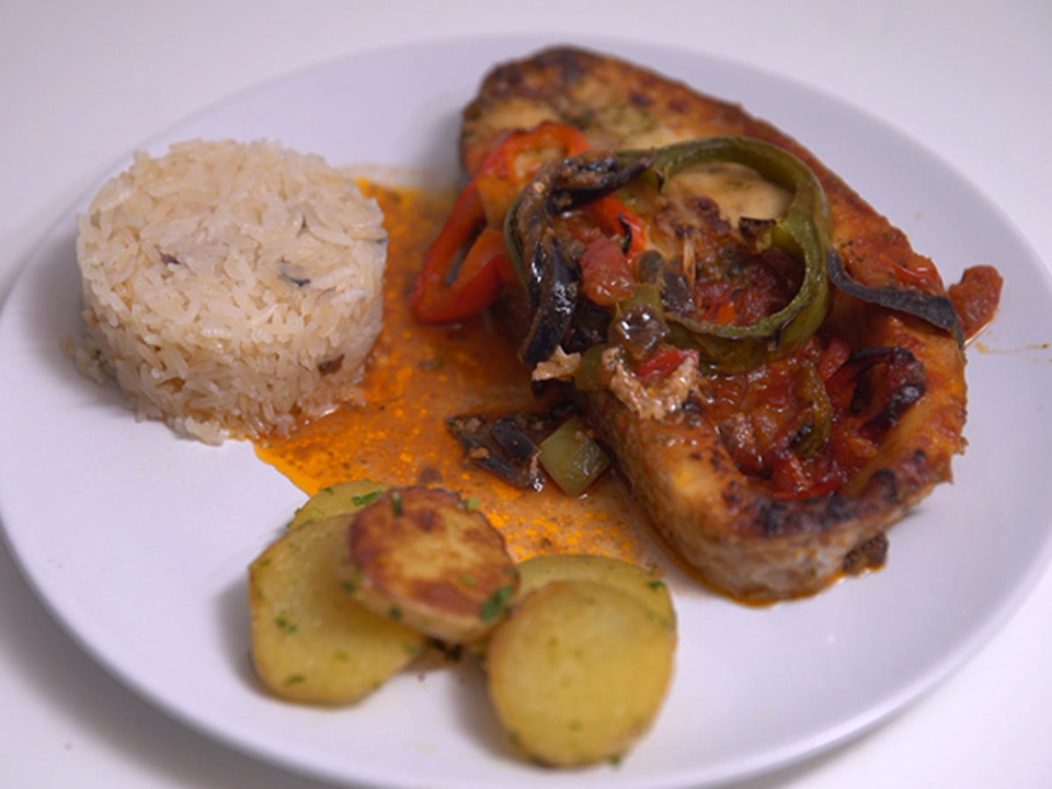 Ofen-Viktoriabarsch mit Batata und Arroz Bafatá