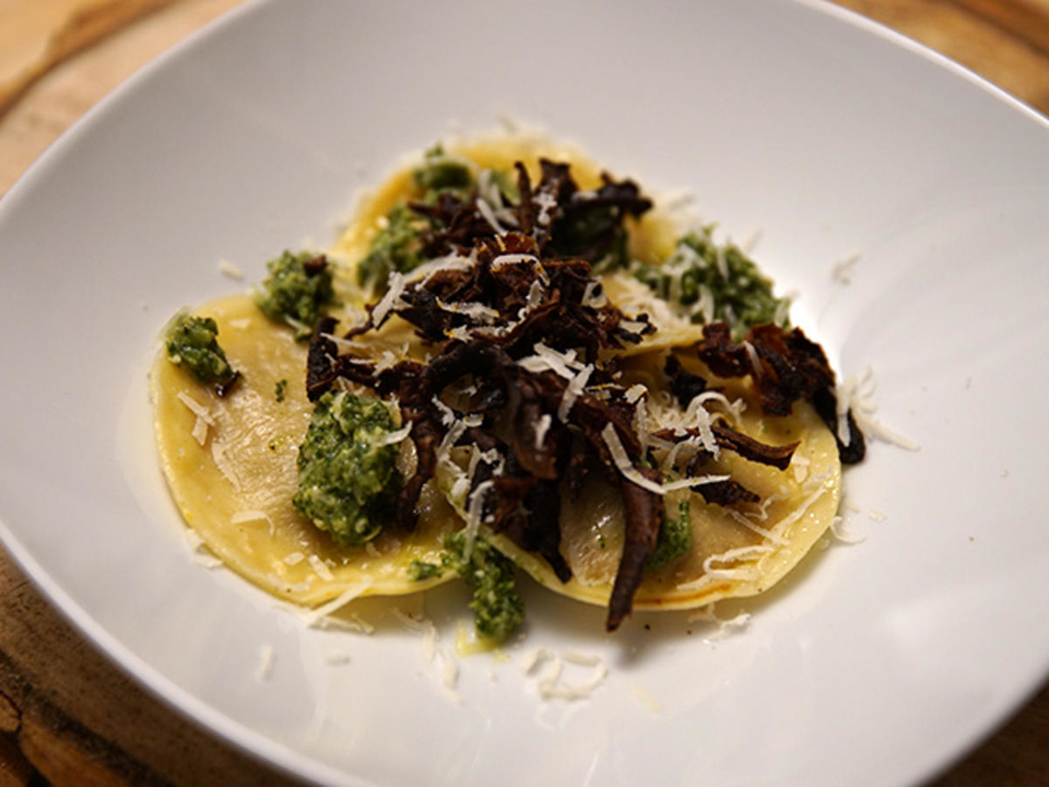 Kürbisravioli mit Pesto und Knuspereffekt