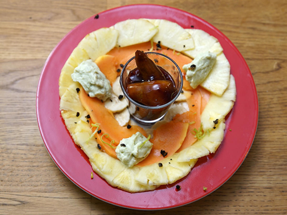Avocadomousse auf Bananen-Ananas-Papaya-Carpaccio mit Feigenrelish