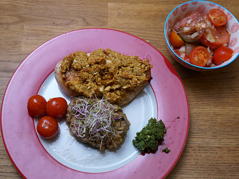 Bierhefehühnchen mit Curry-Cashewnusskruste und Vanilletomate