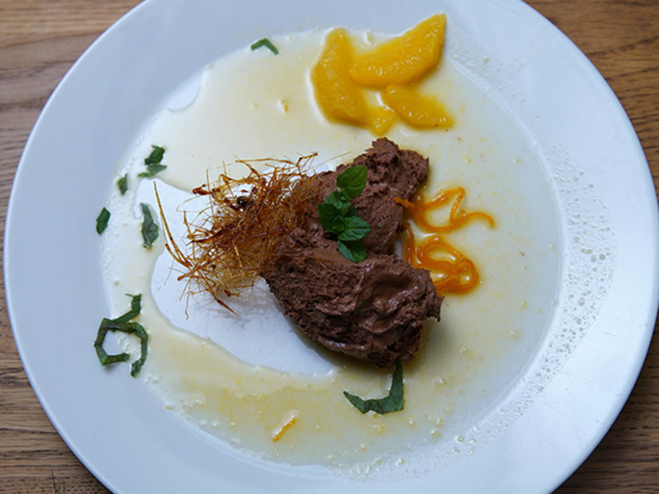 Mousse au Chocolat aus Bitterschokolade mit frischer Pfefferminze