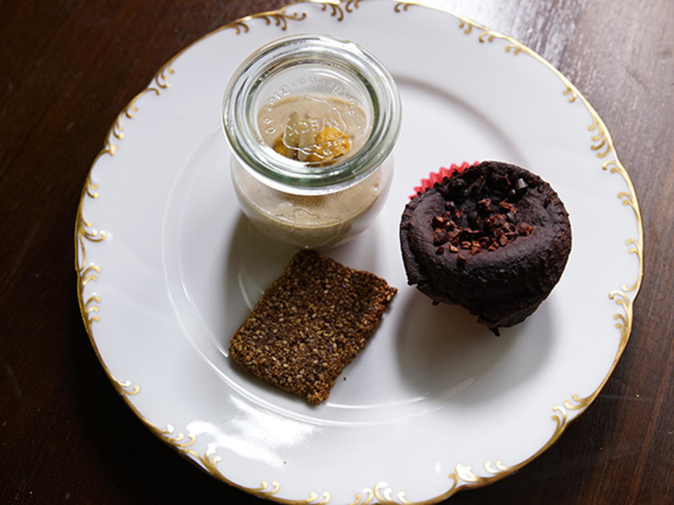 Dreierlei fluffig-erdender Bohnenbrownie mit winterlicher Schneecreme