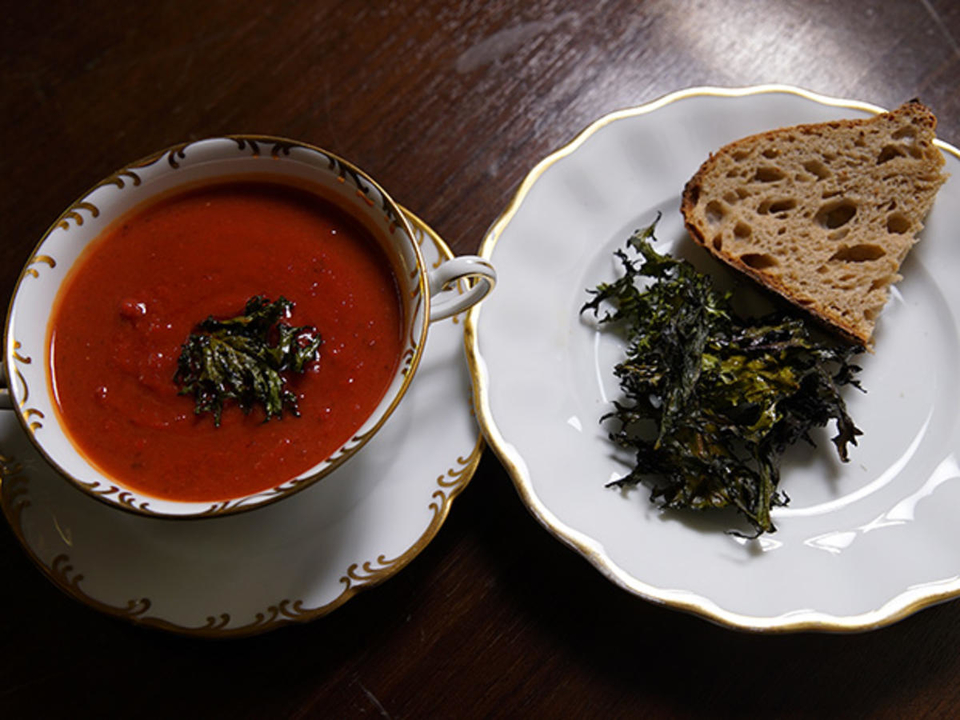Wärmend-leuchtende Knollensuppe mit knusprigen Königsdorfer Kohlchips