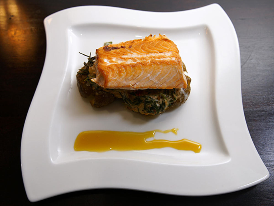 Knusprige Ofenkartoffel mit Lachs und Spinat an einer leichten weißen Sauce