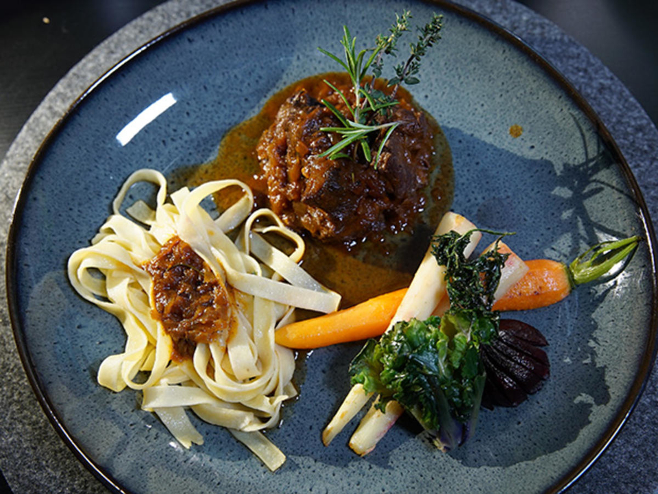 Wasserbüffelgulasch an Tagliatelle und Karamellisiertem Wurzelgemüse
