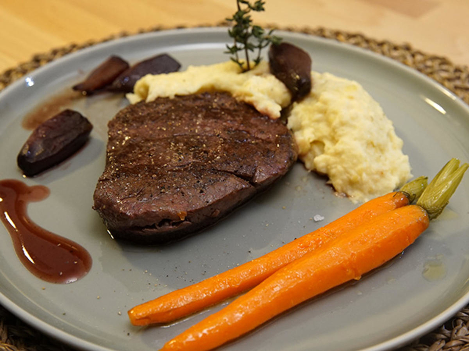 Sous vide gegartes Rinderfilet an Rotweinschalotten und glasierten Möhrchen
