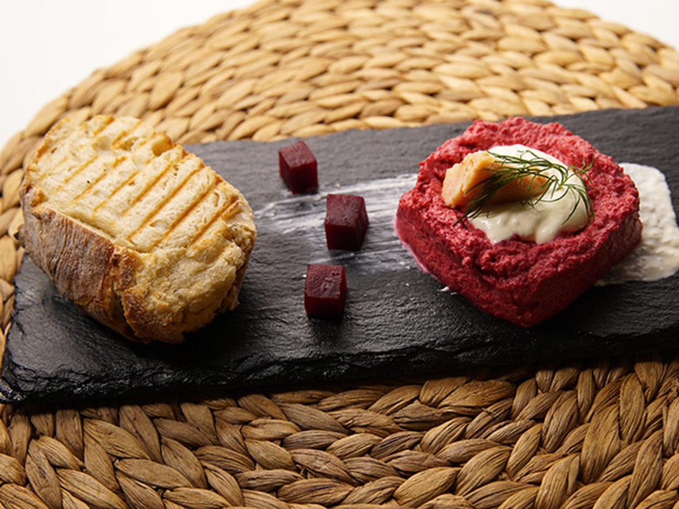 Rote Bete Mousse, geräucherte Forelle, Merrettichspiegel