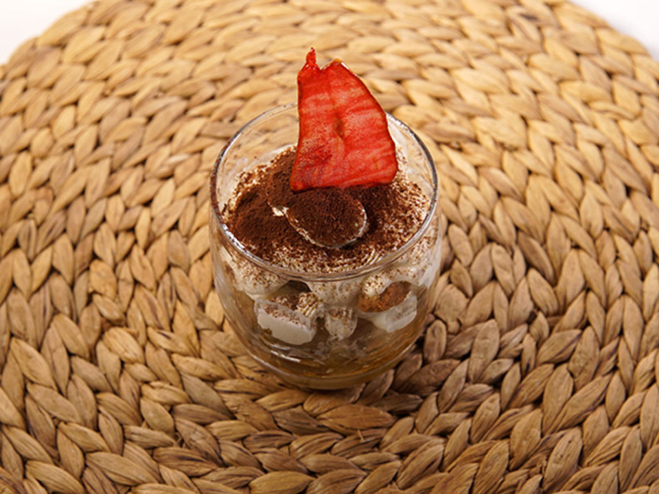 Modern interpretiertes Tiramisu mit Birnenvariation