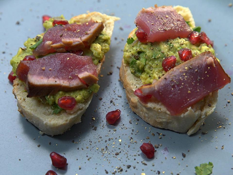 Thunfisch kurz gebraten mit Granatapfel Guacamole und Pane Pugliese