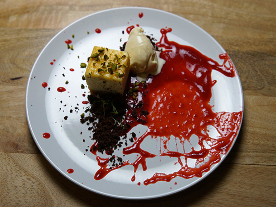 Käsekuchen mit Eis, Schokolade und Himbeersoße