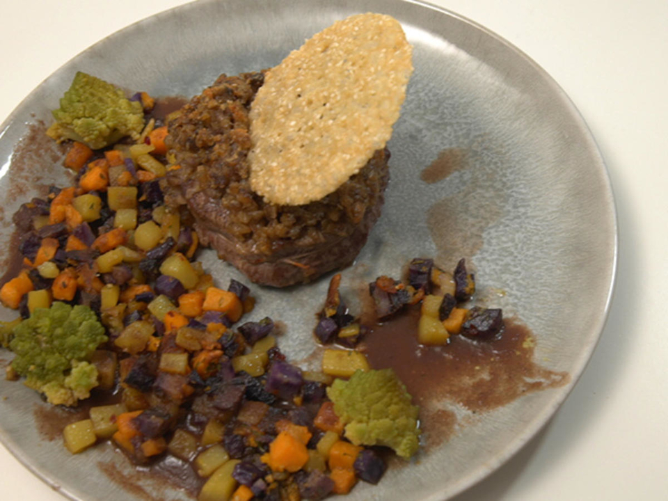 Die Hochzeit – Rinderfilet mit Maronenkruste, bunten Kartoffeln, Romanesco und Rotwein Jus